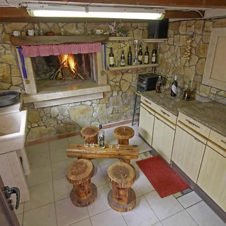 Linda In Lovrinici Holiday home
