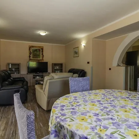 Linda In Lovrinici Holiday home *